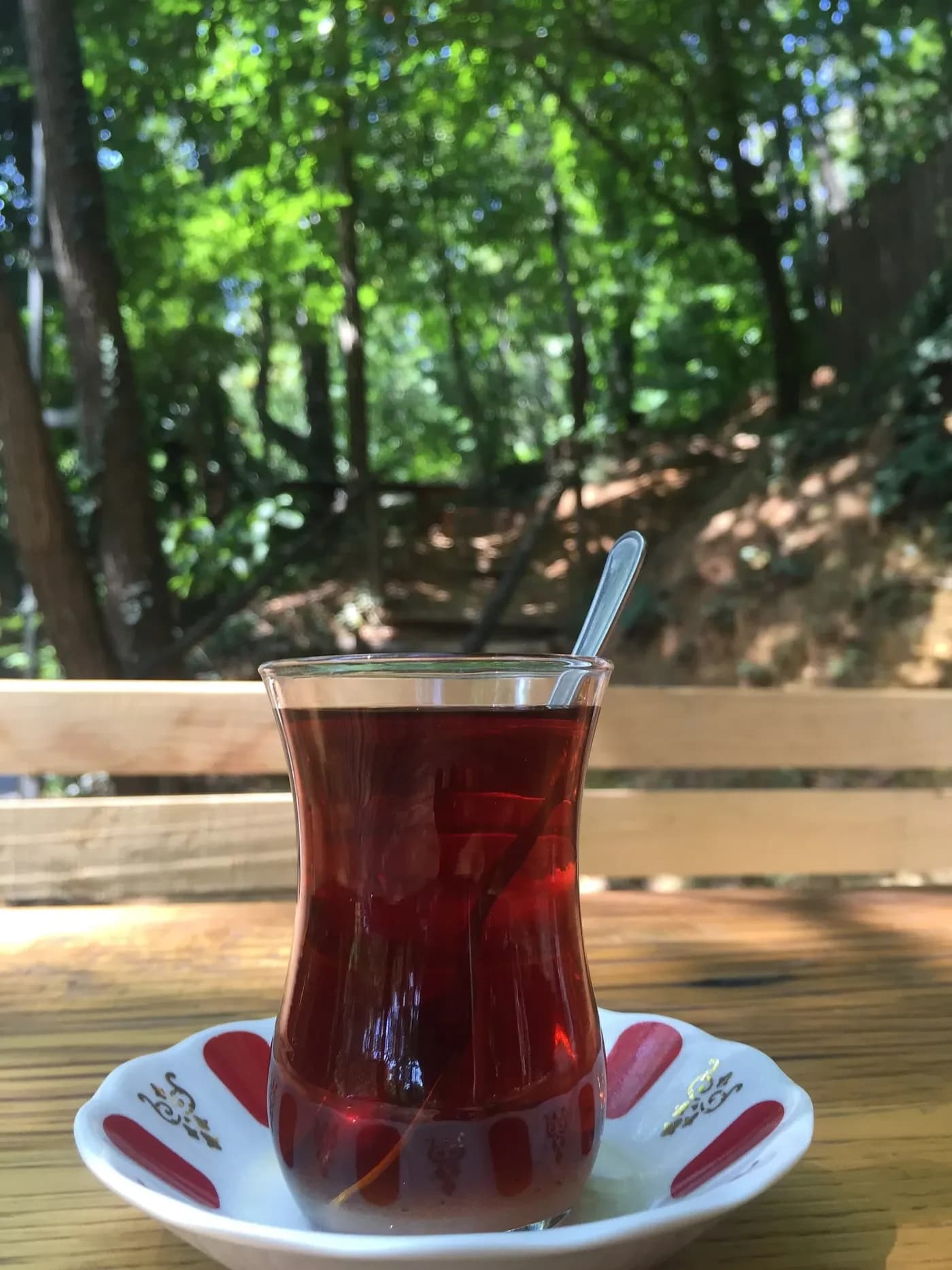 Kırmızı desenli tabakta ince belli bardakta demlenmiş çay